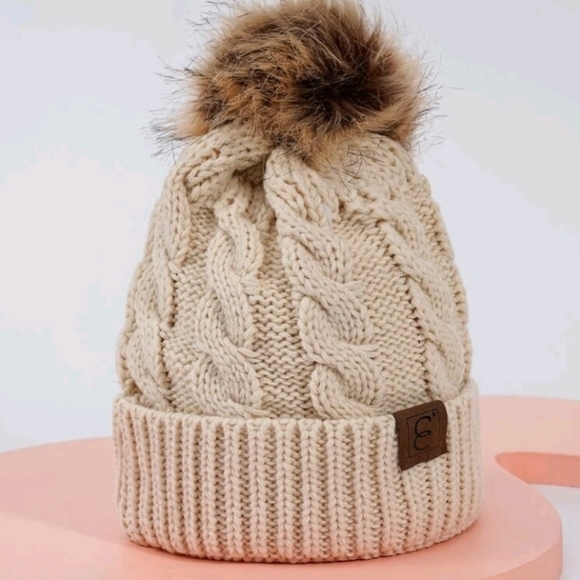 Pom pom winter hat - Picture 2 of 3